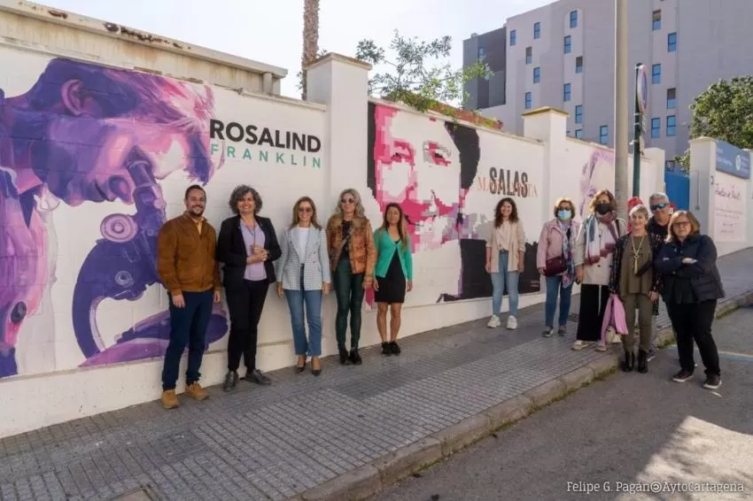 Un mural recuerda los logros de siete mujeres científicas en Cartagena