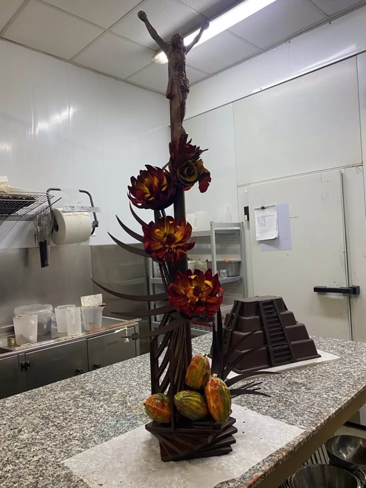 Un pastelero murciano crea un Crucificado de chocolate de 1,70 metros