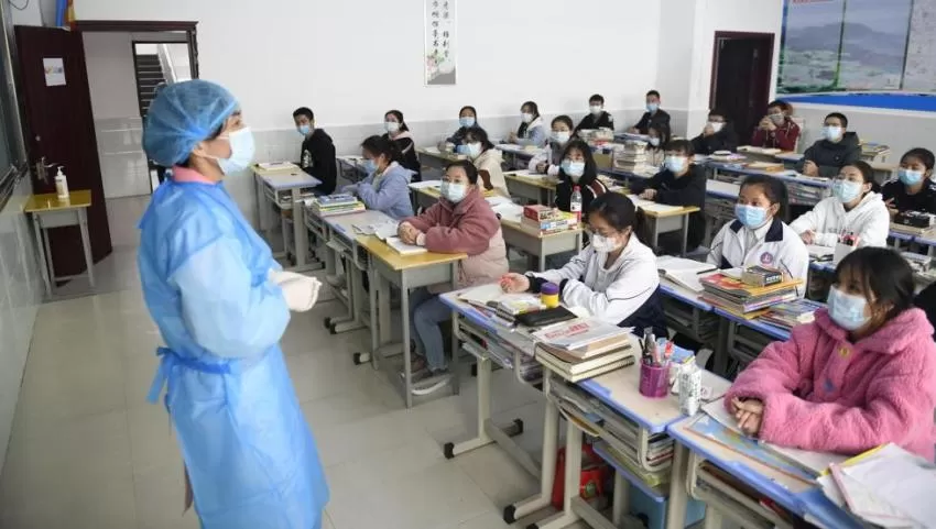 Unos 37 niños y dos adultos fueron apuñalados en una escuela en China