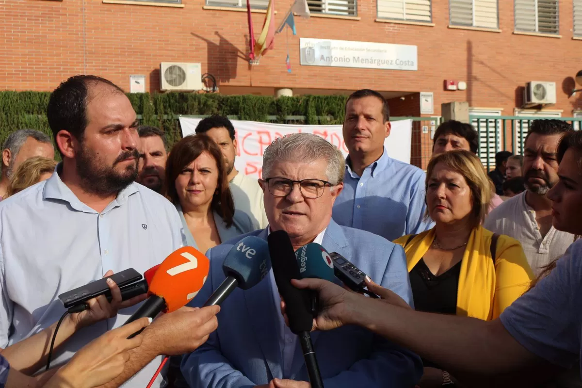Vélez: 'López Miras ha estado más pendiente de mantener su sillón que de atender a los docentes y estudiantes'