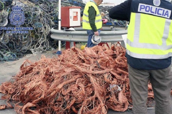 no-sabian-si-llamar-a-un-policia-o-a-un-cura-al-ver-esto1