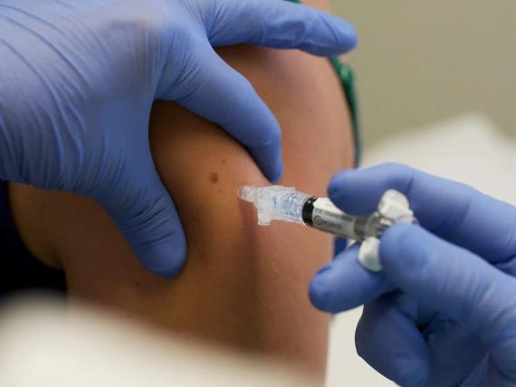 Una persona es vacunada contra la Covid-19