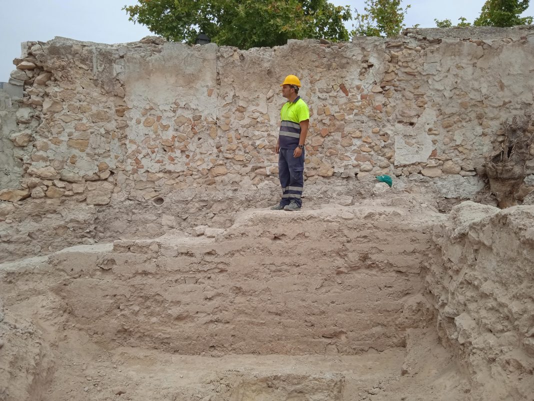 Obras en el yacimiento de la muralla medieval descubierta en Cieza.