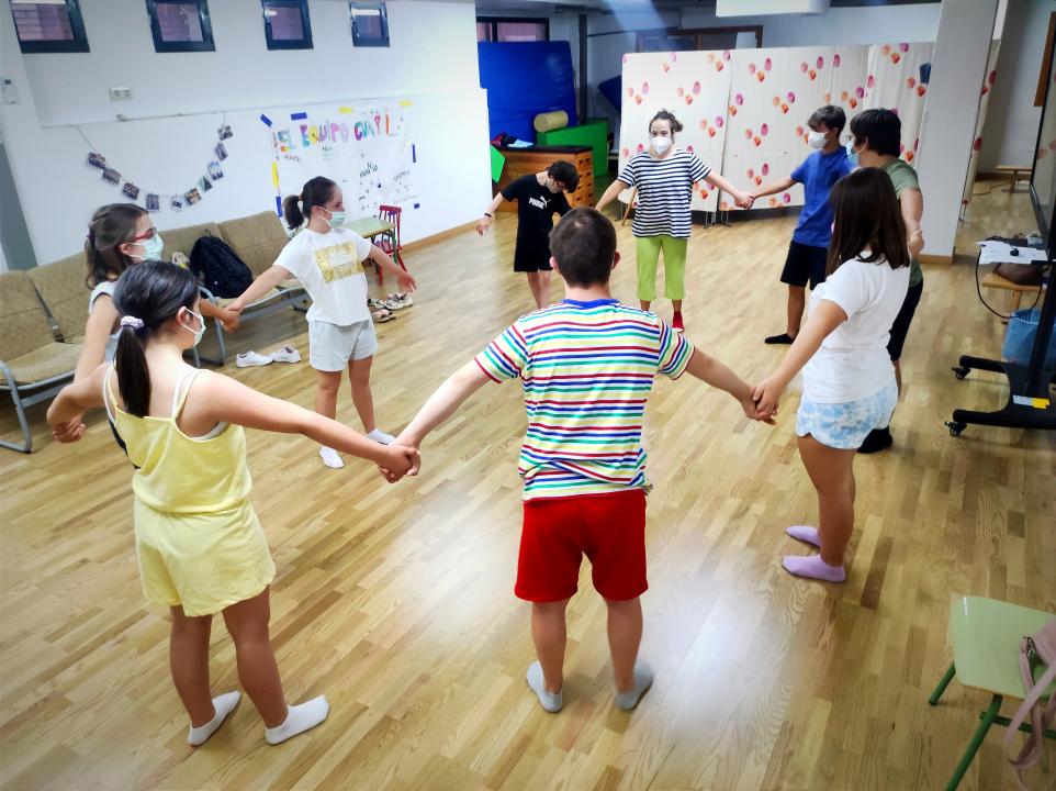 Alumnos de Assido practicando danza
