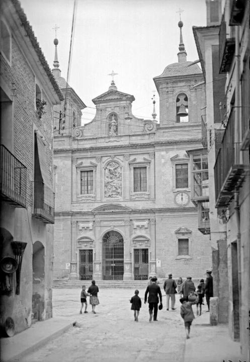 La calle Vidrieros, con la plaza de San Antolín y su desaparecida parroquia al fondo. Años 30 del siglo XX.