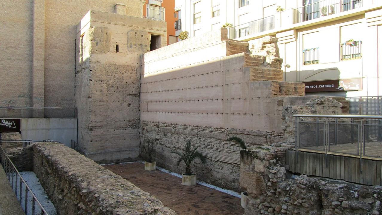 El vestigio de muralla medieval más imporante que se conserva es el perteneciente al tramo de Verónicas. En ella podemos observar la potencia de la cerca medieval murciana, compuesta por muralla, paso de ronda, antemuralla, y foso.